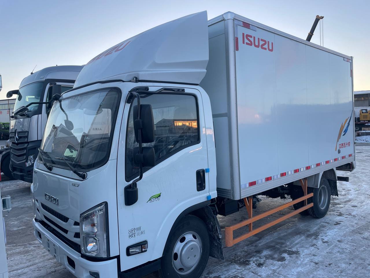 Фургон Isuzu Yifang