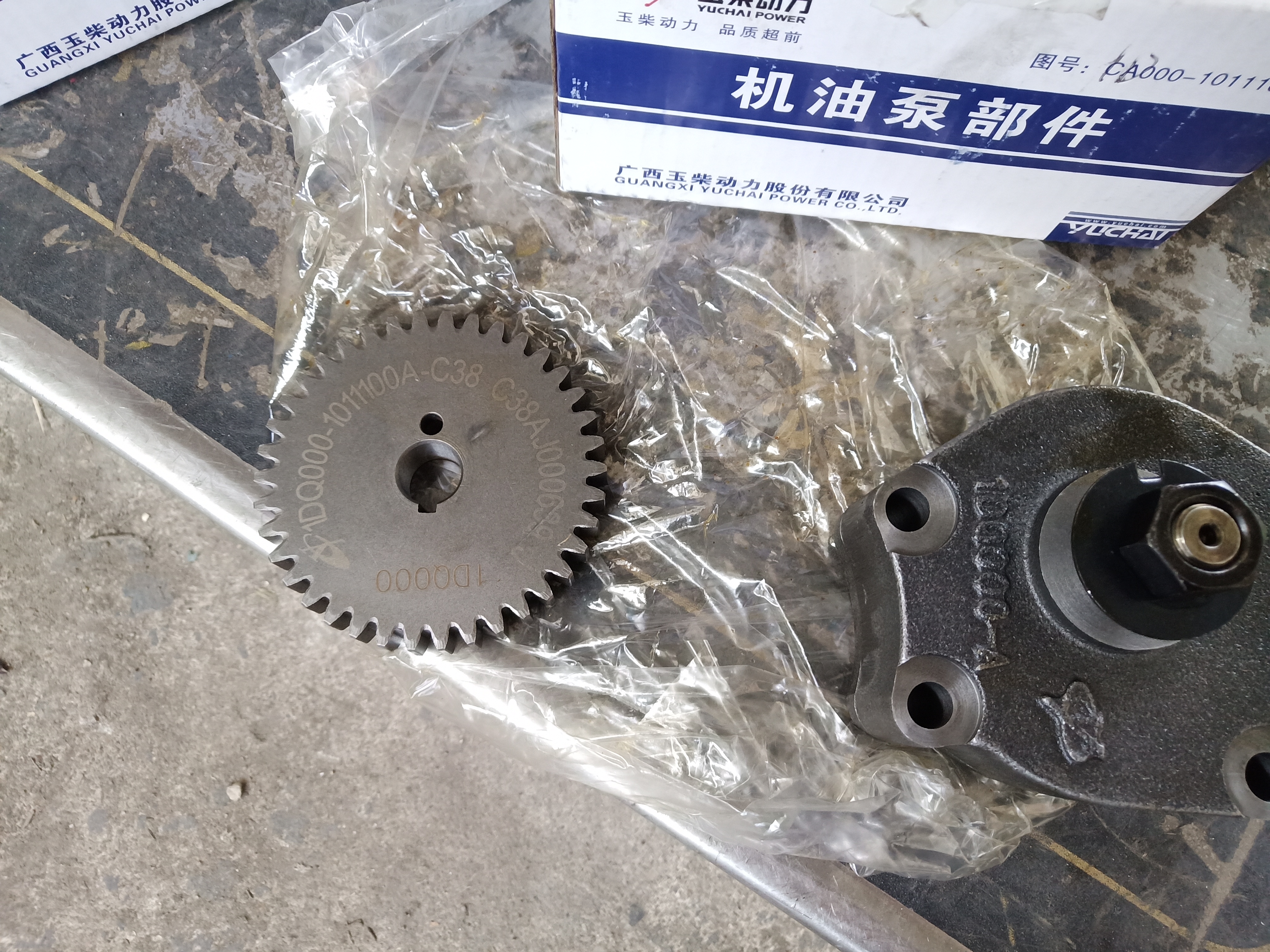Насос масляный двигателя Yuchai YCD4J22G