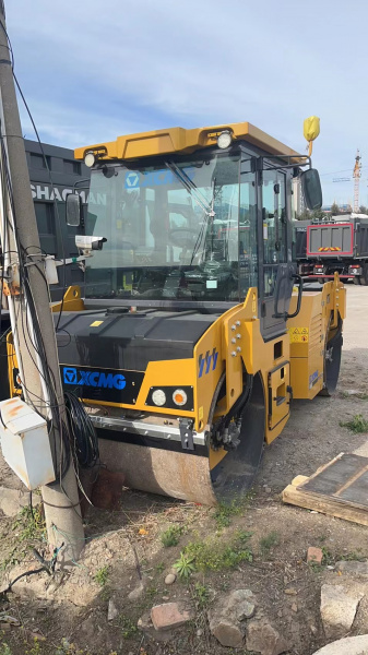 Каток XCMG XD83