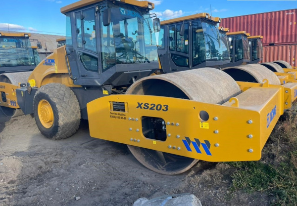 Каток XCMG XS203