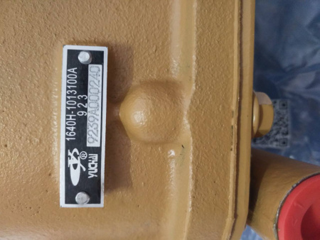 Маслоохладитель (теплообменник) двигателя Yuchai YC6108G, YC6B125