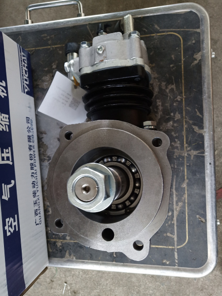 Компрессор воздушный двигателя Yuchai YCD4R11G-68 D4A (оригинал) 1AT000-3509010