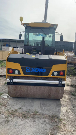 Каток XCMG XD83