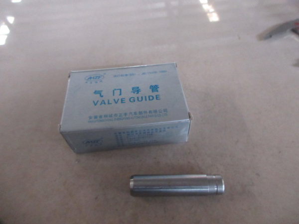Втулка клапана ГРМ направляющая двигателя Yuchai YC6108G, YC6B125, YC6J125Z-T20, YC4108, YC4D80, YC4B80G 430-1007018-P, 430-1007018, 4110001026030, 4110000560031
