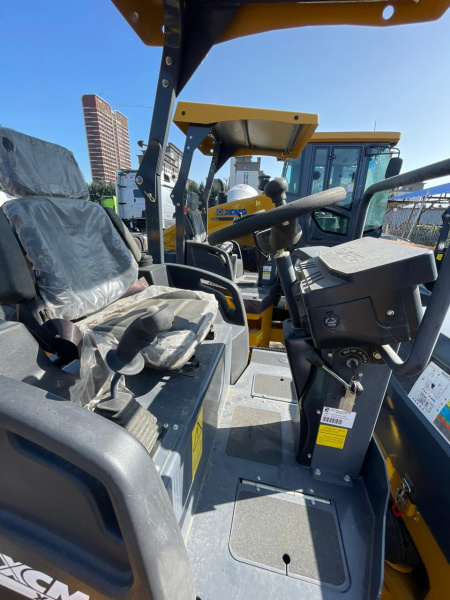 Каток XCMG XMR403