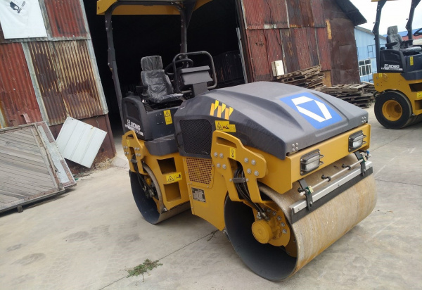 Каток XCMG XMR303