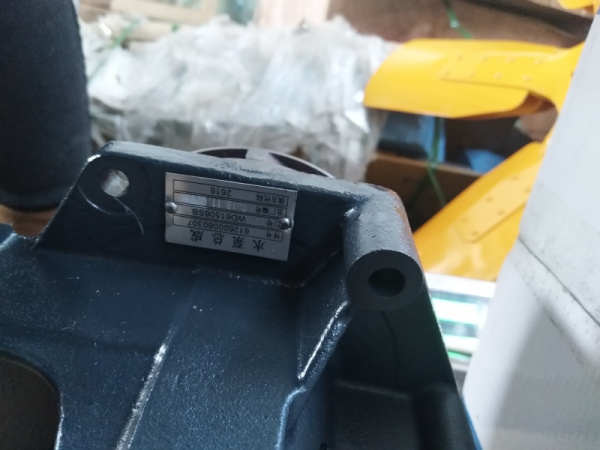 Насос водяной (помпа, восьми ручейковый ремень) двигателя Weichai WD615 612600060307, 612600061739