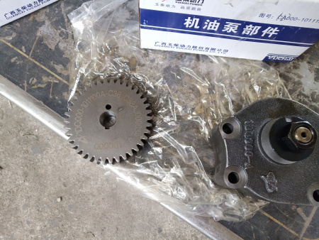 Насос масляный двигателя Yuchai YCD4J22G