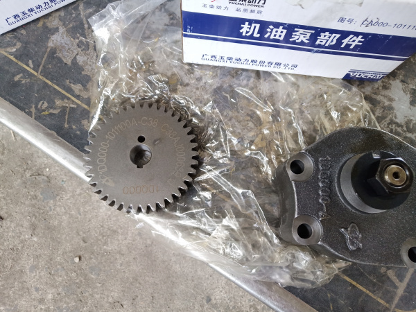 Насос масляный двигателя Yuchai YCD4J22G