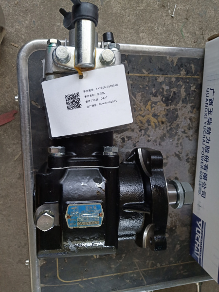 Компрессор воздушный двигателя Yuchai YCD4R11G-68 D4A (оригинал) 1AT000-3509010